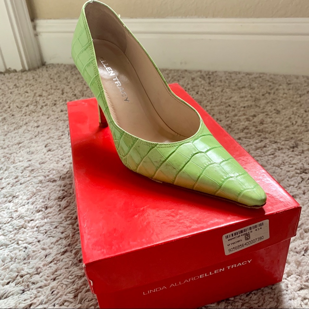 Linda Allard Ellen Tracy Pumps